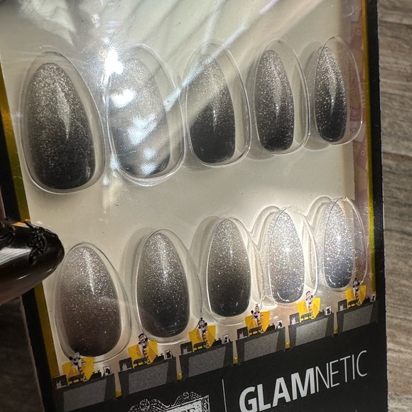 Glamnetic x Beetlejuice Beetlejuice: Shrinkers - Picture 2 of 4